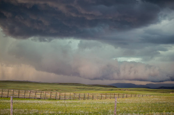 Una nube di muro con una lunga nube di coda si forma sotto una tempesta di supercelle nelle alte pianure del Wyoming orientale
. - Foto, immagini