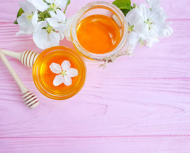 verse honing kersenbloesem op houten - Foto, afbeelding