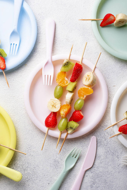 Espetos de frutas, lanche saudável de verão
 - Foto, Imagem