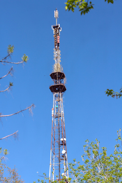 Телекоммуникационная мачта с голубым небом
 - Фото, изображение