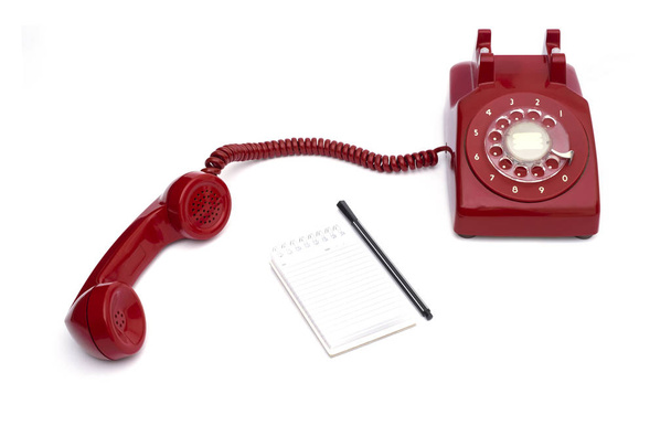 Rétro téléphone fixe rouge sur un fond blanc isolé
 - Photo, image