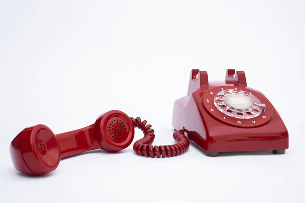 Retro vonalas piros telefon egy elszigetelt fehér háttér - Fotó, kép