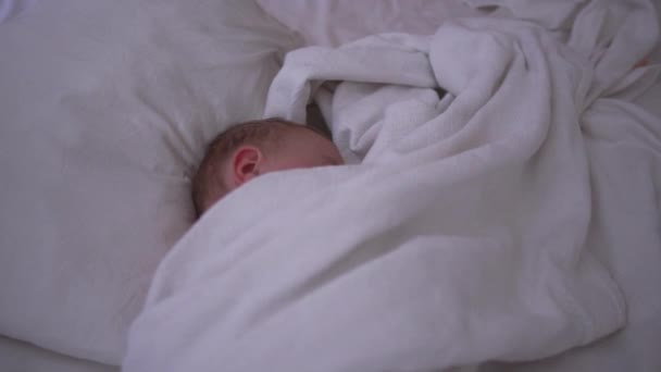 Το μωρό κοιμάται γλυκά σε ένα δωμάτιο ξενοδοχείου σε αργή κίνηση - Πλάνα, βίντεο