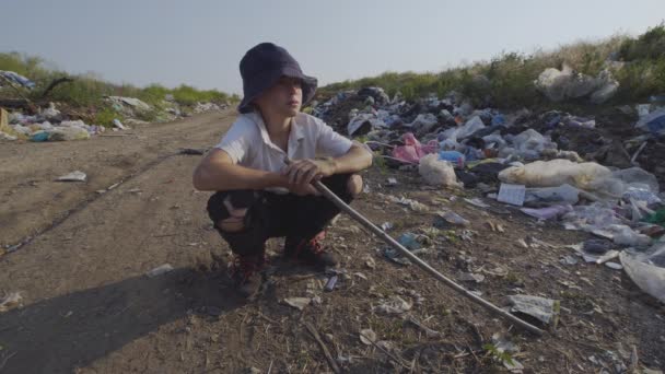 Junge sticht mit Stock auf Boden - Filmmaterial, Video