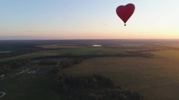 καρδιά σχήμα αερόστατου θερμού αέρα στον ουρανό - Πλάνα, βίντεο