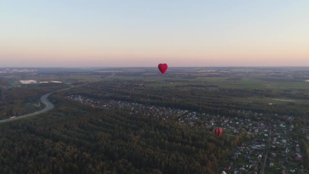 Heißluftballon formt Herz am Himmel - Filmmaterial, Video