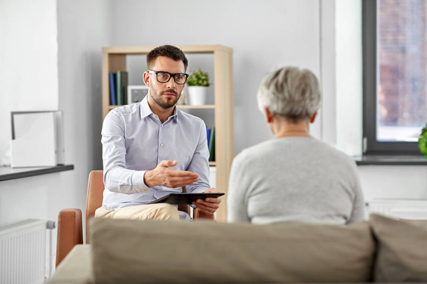 psychologist talking to senior woman patient - Fotoğraf, Görsel