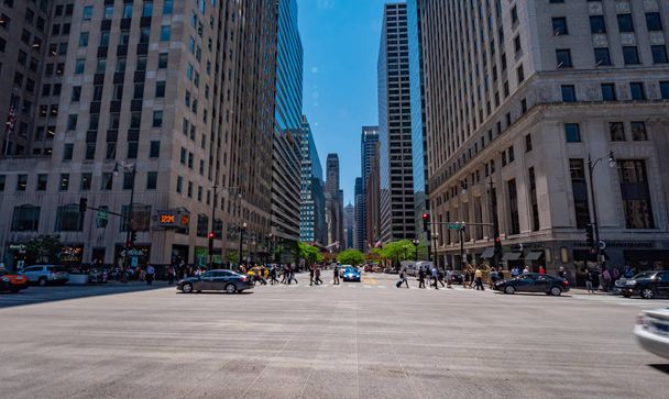 Street canyon in Chicago downtown - CHICAGO, USA - JUNE 11, 2019 - Zdjęcie, obraz