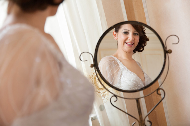 menyasszony a tükör előtt - Fotó, kép