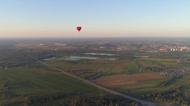 Hete lucht ballon vorm hart in de lucht - Video