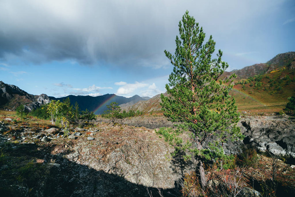 Φθινοπωρινό ορεινό τοπίο, ουράνιο τόξο - Φωτογραφία, εικόνα