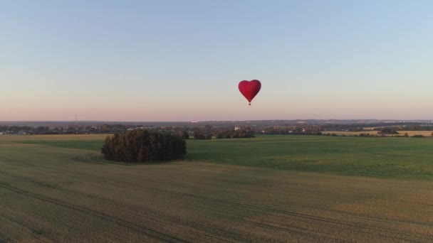 Gorące powietrze balon kształt serca na niebie - Materiał filmowy, wideo