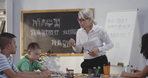 Docent die leerlingen in een Chinese taal klas uitlegt - Video