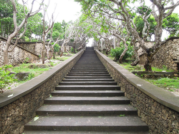 Escaleras en el templo de Pura Luhur Uluwatu en Bali, Indonesia
 - Foto, Imagen