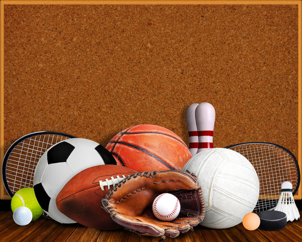 コルクボードとコピースペーク付きスポーツ用品、ラケット、ボール - 写真・画像