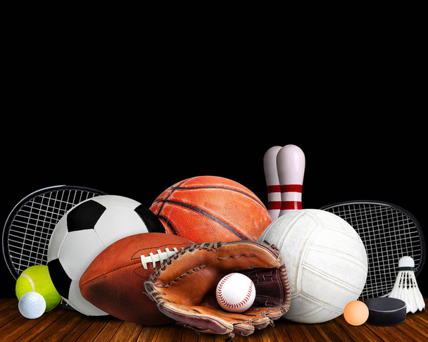 Attrezzature sportive, racchette e palle isolate su sfondo nero
 - Foto, immagini