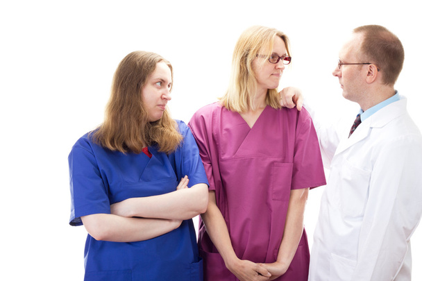 mannelijke medische arts nemen verpleegster aan taak - Foto, afbeelding