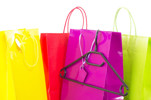Bolsos de compras coloridos con percha de ropa negra
 - Foto, imagen