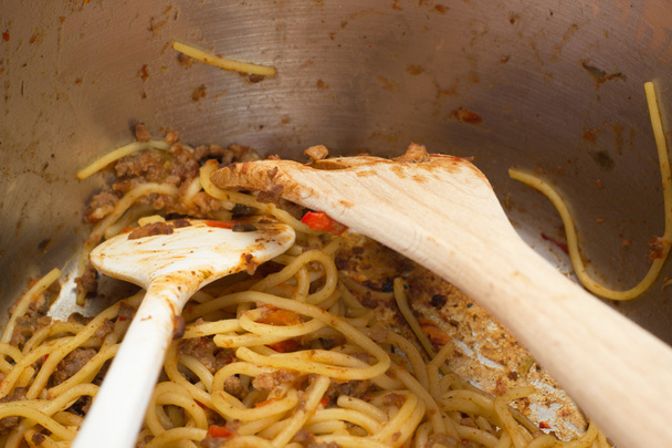 Nahaufnahme von Spaghetti Bolognese im Kochtopf - Foto, Bild