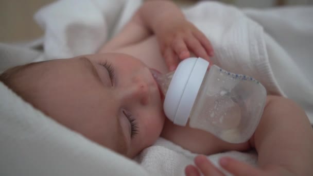 Il bambino dorme dolcemente con un biberon vicino alla bocca, al rallentatore
 - Filmati, video