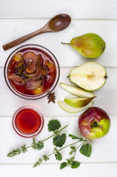 甘いシロップの梨とリンゴからのジャム - 写真・画像