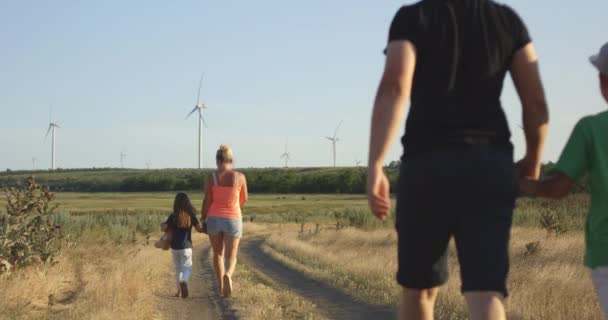 Família se movendo no caminho no campo
 - Filmagem, Vídeo