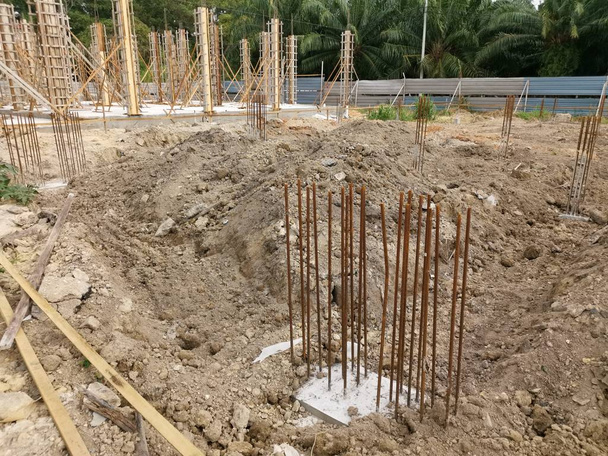 Pilar básico de cimentación reforzado principalmente para la construcción
 - Foto, Imagen