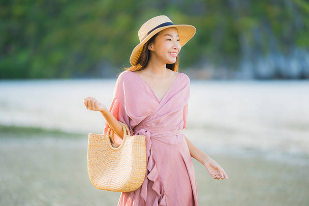 Retrato joven hermosa mujer asiática caminar sonrisa y feliz en el
 - Foto, Imagen