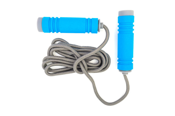 Пропускання мотузки або стрибки мотузки ізольовані на білому тлі. Вибірковий фокус і фрагмент врожаю
 - Фото, зображення