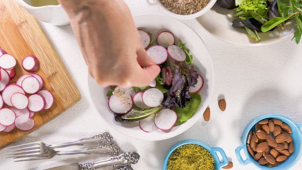   Herb mix saláta friss bio zöldségek, növényi olaj, mandula, és néhány fűszerezés - Fotó, kép