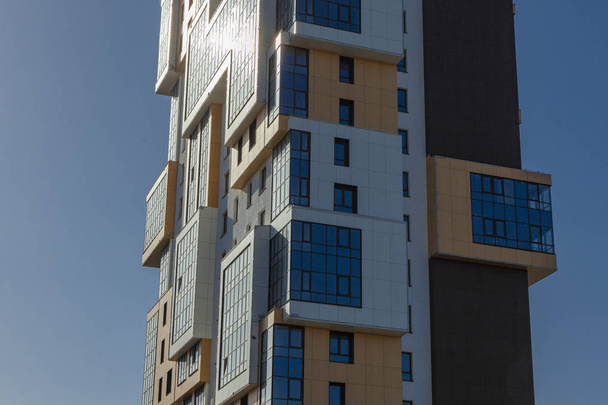 Hausbau-Fenster von Wolkenkratzern und Geschäftsbüros. Immobilien und modernes Stadtkonzept. - Foto, Bild