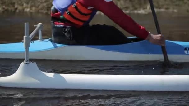 Close-up van gehandicapte atleet met peddel in een kano. Roeien, kanoën, peddelen. Opleiding. Kajakken. paraolympic sport. kano voor gehandicapten. - Video