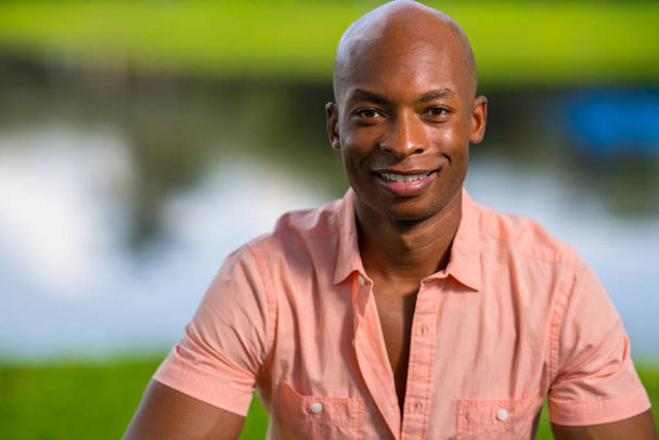 Retrato de un joven afroamericano guapo sonriendo a cam
 - Foto, Imagen