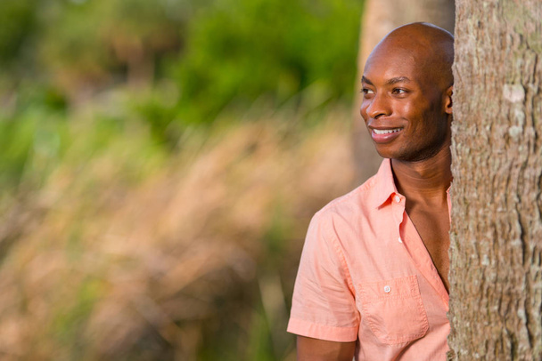Retrato de um homem afro-americano bonito posando por trás de um
 - Foto, Imagem