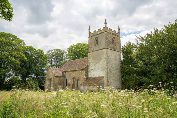 St Mary Kilisesi, Beverston. Norman Kulesi olan bir Norman kilisesi. Beverston İngiltere 'nin Gloucestershire şehrinde küçük bir Cotswold köyüdür. - Fotoğraf, Görsel