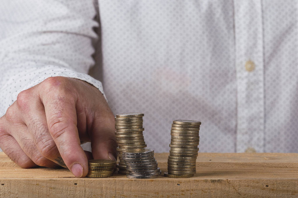Человек, размахивающий монетами евро
 - Фото, изображение