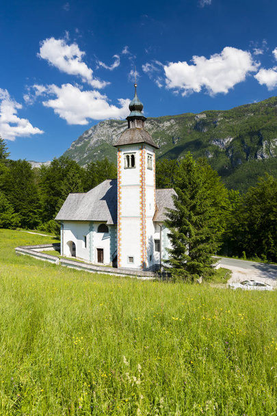 スロベニアのボヒニ湖近くの教会スヴェティ・ドゥー - 写真・画像
