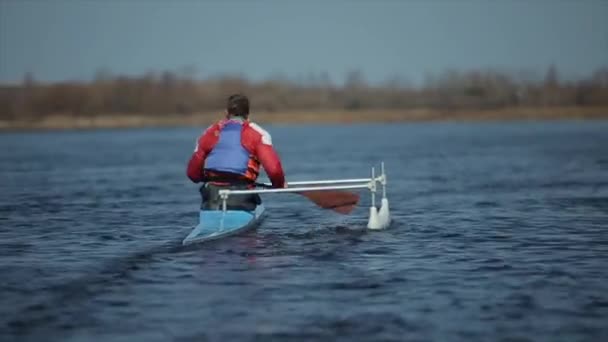 Vista traseira de Atleta remando no rio em uma canoa. Remar, canoagem, remar. A treinar. Caiaque
. - Filmagem, Vídeo
