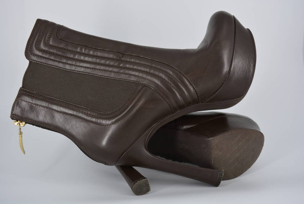 Коричневі жіночі стильні чоботи осінь виготовлена з натуральної шкіри з високими і тонкими каблуками. - Фото, зображення