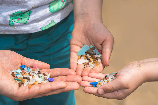 winzige schädliche Plastikkügelchen am Strand gesammelt - Foto, Bild