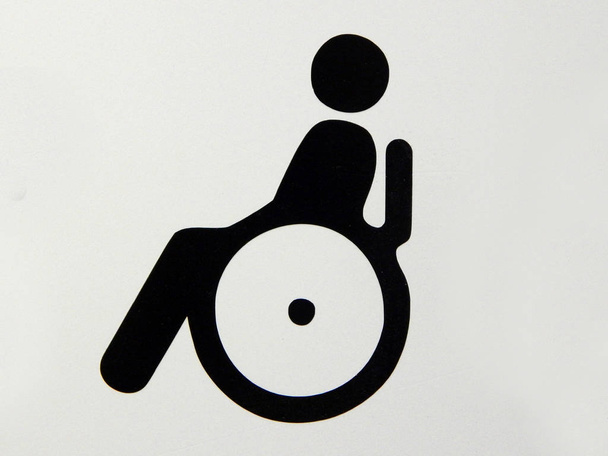 Handicap segnaletica con una persona su sedia a rotelle immagine
  - Foto, immagini