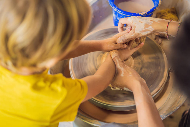 mother and son doing ceramic pot in pottery workshop. What to do with children. Child friendly place - Fotoğraf, Görsel