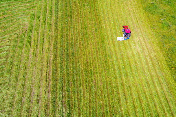 Traktor z przeciaznikami-widok z lotu ptaka - Zdjęcie, obraz