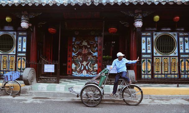 Cyclo running on the main street of Hoi An  - Foto, Imagem