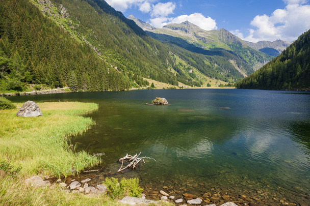 Альпийское горное озеро Риезахзе возле Шладминга в Австрии - Фото, изображение