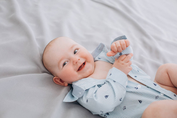 lachen vreugde baby ligt bed en emoties - Foto, afbeelding
