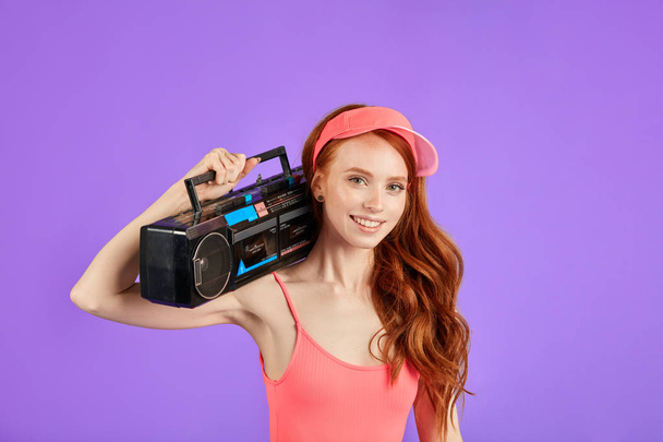 bliska strzał rudowłosy młoda kobieta z magnetofon kasety na ramieniu - Zdjęcie, obraz