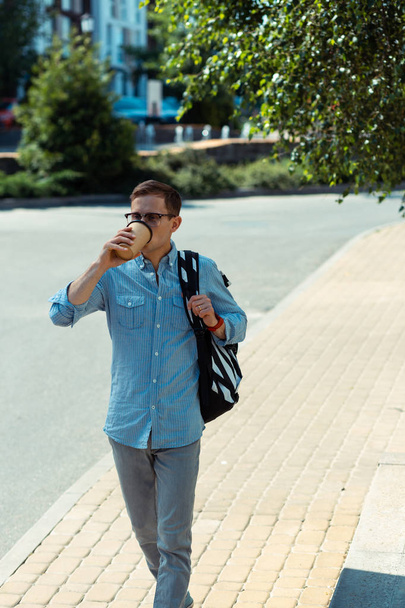 Man drinking coffee while going to work in the morning - Valokuva, kuva