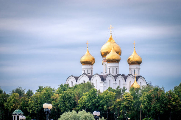 gouden koepels van de Russische kerk met kruisen in Yaroslavl - Foto, afbeelding