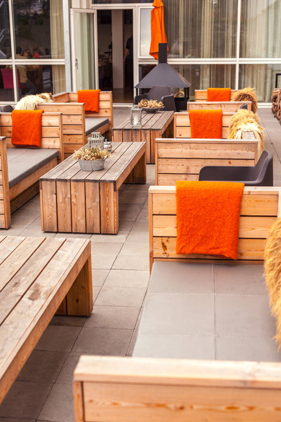 Ahşap mobilyalarla döşenmiş açık restoran terası - Fotoğraf, Görsel